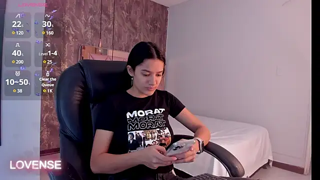 SKYLERWHIITEE online show from February 5, 2025, 2:40 am