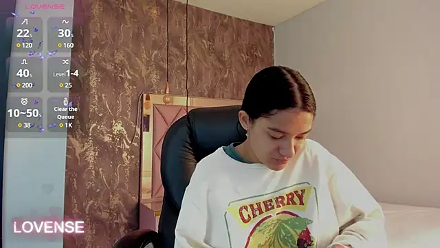 SKYLERWHIITEE online show from February 7, 2025, 2:40 am