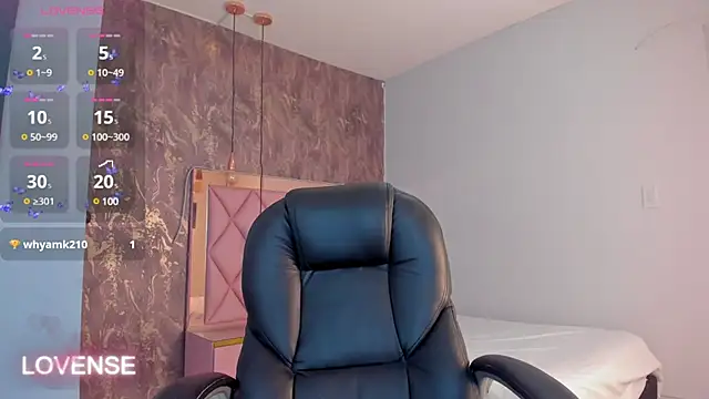 SKYLERWHIITEE online show from February 13, 2025, 10:02 am