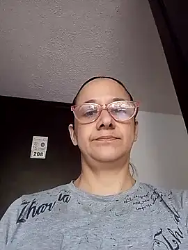 nicolle milf1978 online show from April 27, 2026, 1:31 pm