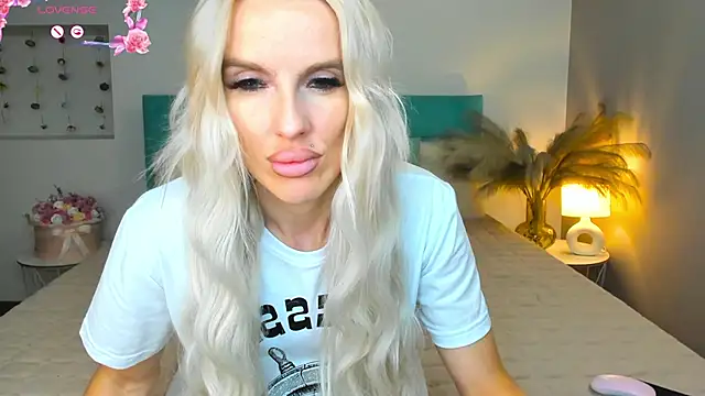 Snapshot of Lana_kitty__ chatting on September 10, 2025, 9:15 pm Lana kitty online show from September 10, 2025, 9:15 pm