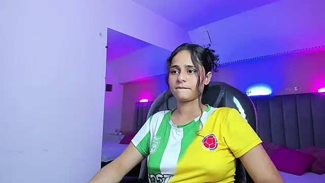 Snapshot of Giselle_Roldan chatting on June 18, 2026, 2:34 am Giselle Roldan online show from June 18, 2026, 2:34 am