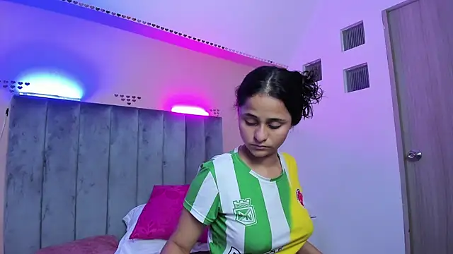 Snapshot of Giselle_Roldan chatting on June 18, 2026, 9:14 am Giselle Roldan online show from June 18, 2026, 9:14 am