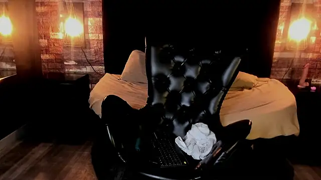 Snapshot of bella_gibson chatting on February 8, 2025, 5:50 pm bella gibson online show from February 8, 2025, 5:50 pm