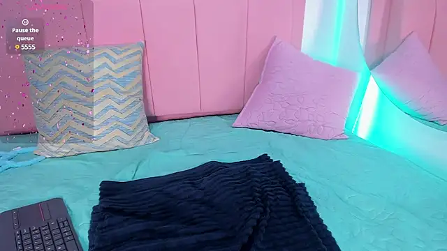 amandalee01 online show from March 13, 2025, 4:45 pm