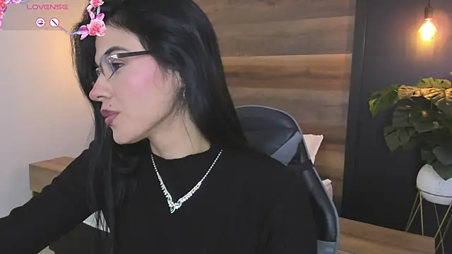 stephanya  online show from May 6, 2026, 7:52 pm