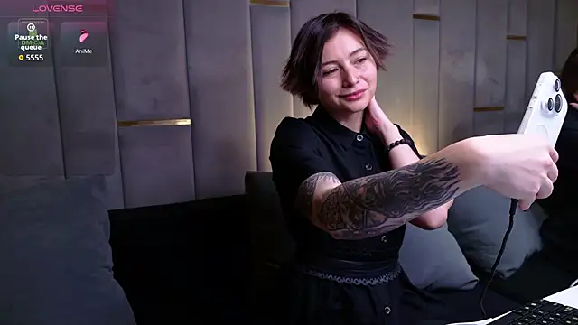 Ishtar Divine online show from November 26, 2025, 10:38 am