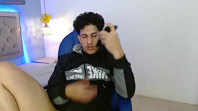 Snapshot of Jheidertwink chatting on February 14, 2025, 6:45 am Jheidertwink online show from February 14, 2025, 6:45 am