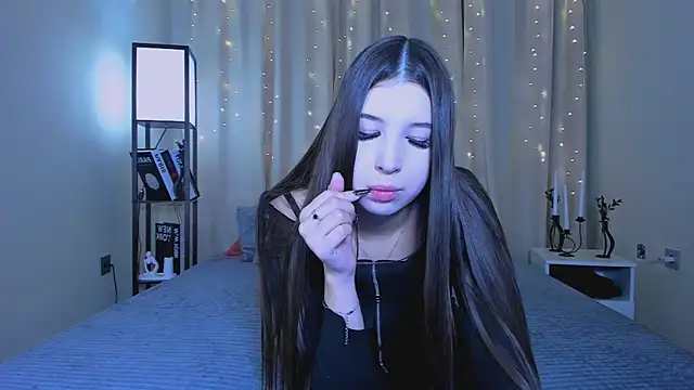 Snapshot of DellaRose chatting on December 17, 2024, 5:07 am DellaRose online show from December 17, 2024, 5:07 am