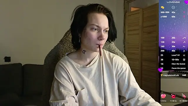 esajukyy online show from February 26, 2026, 3:11 pm