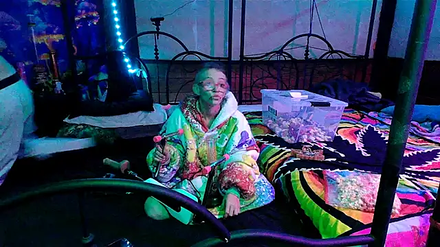 Snapshot of Stonermama666420 chatting on October 9, 2025, 3:37 am Stonermama666420 online show from October 9, 2025, 3:37 am