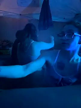 Snapshot of Stonermama666420 chatting on December 15, 2025, 4:39 am Stonermama666420 online show from December 15, 2025, 4:39 am