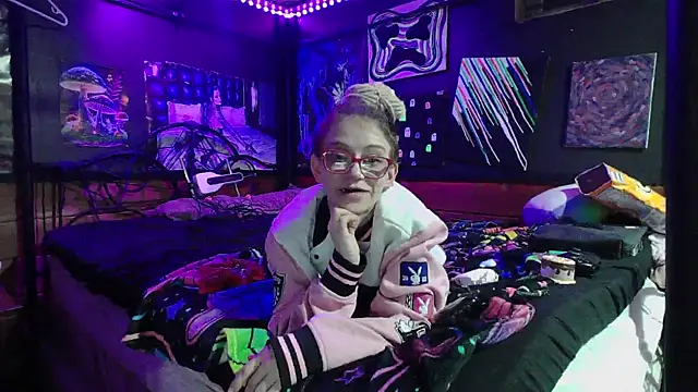 Snapshot of Stonermama666420 chatting on December 23, 2025, 6:11 am Stonermama666420 online show from December 23, 2025, 6:11 am