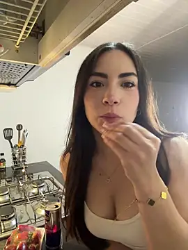 Melody 04 online show from December 14, 2025, 1:11 am