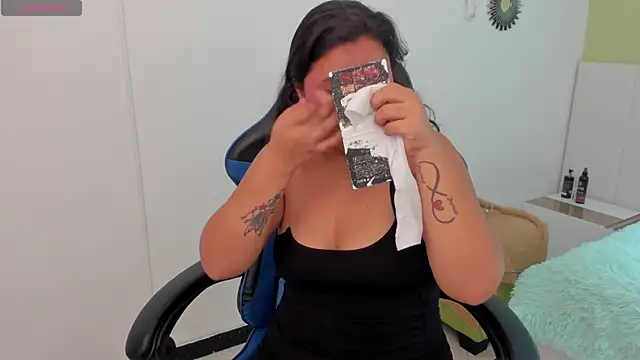 natasha adams22 online show from February 24, 2025, 1:02 am