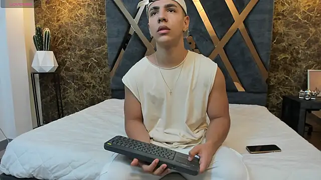 Snapshot of Flynn_Riider chatting on March 7, 2025, 11:40 am Flynn Riider online show from March 7, 2025, 11:40 am