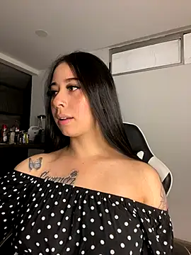 Snapshot of Zoee_t chatting on December 14, 2025, 12:05 am Zoee t online show from December 14, 2025, 12:05 am