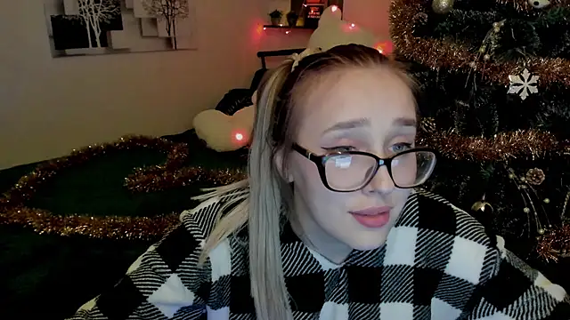 Snapshot of LinaTruly chatting on December 23, 2024, 11:06 pm LinaTruly online show from December 23, 2024, 11:06 pm