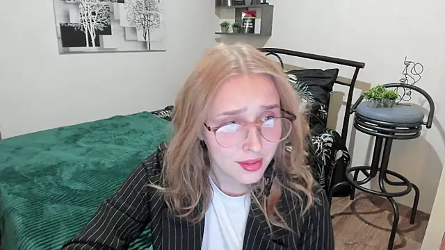 Snapshot of LinaTruly chatting on January 24, 2025, 8:54 pm LinaTruly online show from January 24, 2025, 8:54 pm