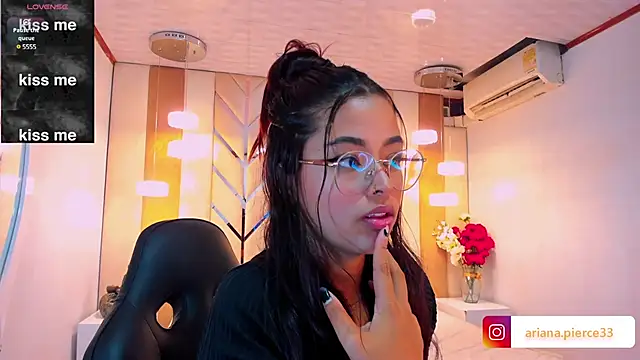 Snapshot of Ariana_Pierce chatting on March 6, 2025, 5:35 am Ariana Pierce online show from March 6, 2025, 5:35 am