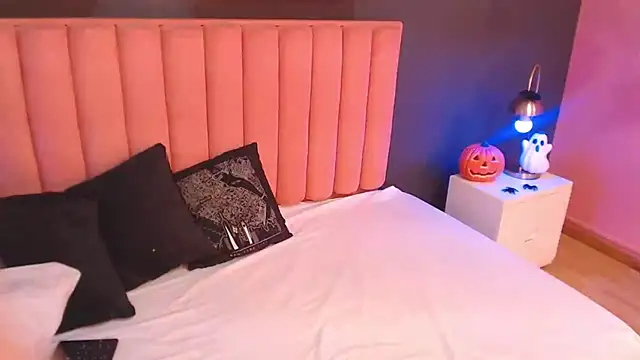 CrystalWoods94 online show from October 31, 2025, 1:56 pm