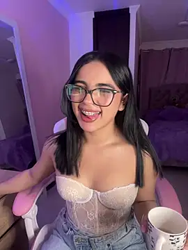 Snapshot of Emily-14 chatting on May 7, 2026, 5:35 am Emily-14 online show from May 7, 2026, 5:35 am