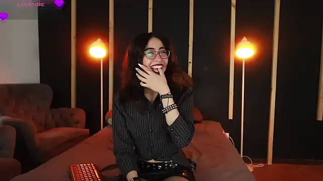 Snapshot of vampy_dolll chatting on March 7, 2025, 9:06 pm vampy dolll online show from March 7, 2025, 9:06 pm