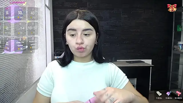 Snapshot of SaraBraun_ chatting on December 21, 2024, 1:53 pm SaraBraun online show from December 21, 2024, 1:53 pm