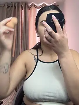 Snapshot of SaraBraun_ chatting on October 27, 2025, 4:33 pm SaraBraun online show from October 27, 2025, 4:33 pm