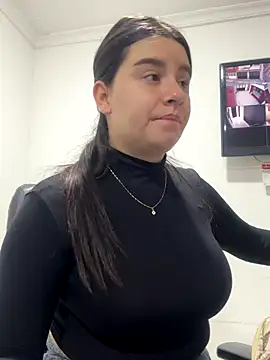 Snapshot of SaraBraun_ chatting on October 31, 2025, 2:18 pm SaraBraun online show from October 31, 2025, 2:18 pm