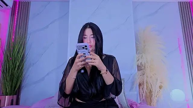 Chlooee   online show from April 28, 2026, 1:26 am