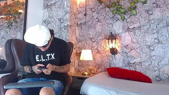 Snapshot of Samuel_Hilton chatting on December 13, 2024, 10:19 am Samuel Hilton online show from December 13, 2024, 10:19 am