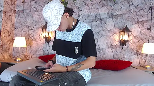 Snapshot of Samuel_Hilton chatting on December 15, 2024, 10:39 am Samuel Hilton online show from December 15, 2024, 10:39 am