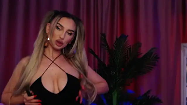 Snapshot of FelyJolie chatting on January 21, 2025, 11:56 am FelyJolie online show from January 21, 2025, 11:56 am