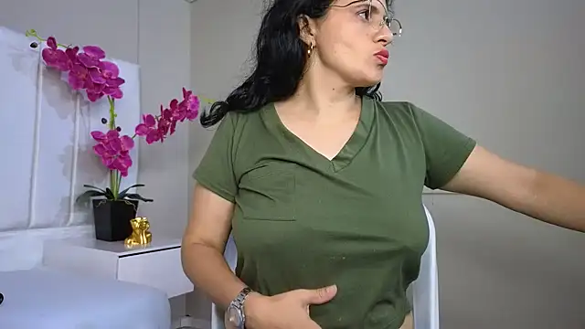 Snapshot of africa_holmes chatting on March 16, 2025, 1:28 am africa holmes online show from March 16, 2025, 1:28 am