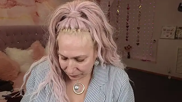 Penelope Pinky online show from March 3, 2025, 8:32 pm