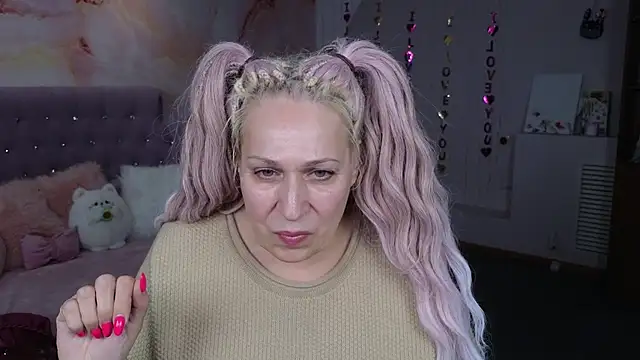 Penelope Pinky online show from March 19, 2025, 5:17 pm