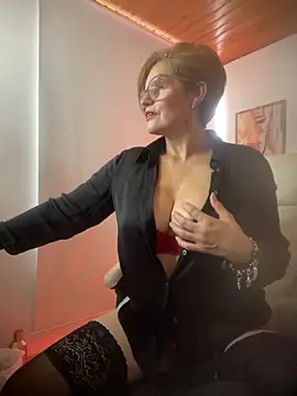 Snapshot of Adeellee_ chatting on October 12, 2025, 2:27 pm Adeellee online show from October 12, 2025, 2:27 pm