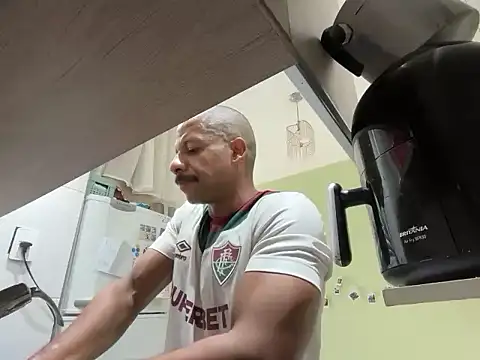 VHugoE online show from April 25, 2026, 5:21 pm