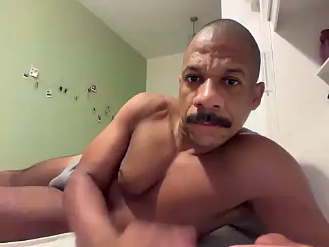 VHugoE online show from April 26, 2026, 5:27 am