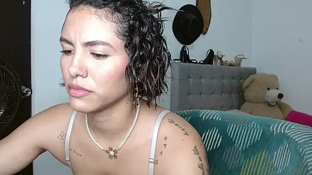Sexy Lia  online show from May 22, 2026, 3:35 am