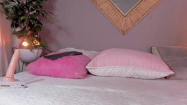 Snapshot of bella_arias chatting on December 18, 2024, 1:26 am bella arias online show from December 18, 2024, 1:26 am