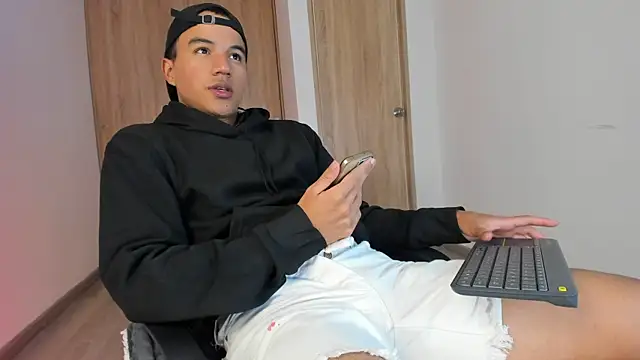 Snapshot of lucas_wellx chatting on June 5, 2026, 2:40 am lucas wellx online show from June 5, 2026, 2:40 am