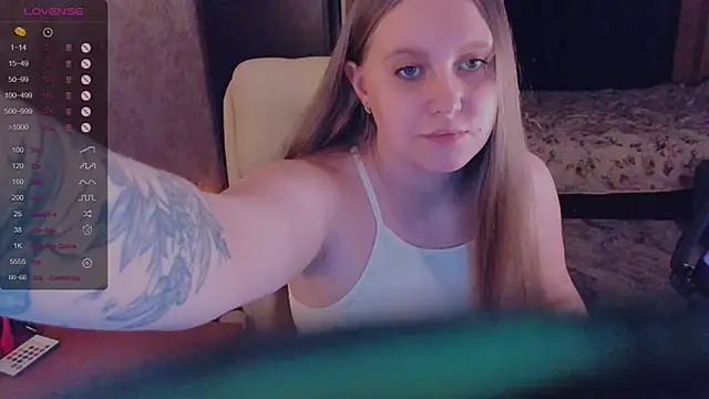 Alice Dreamgirl  online show from December 28, 2024, 7:33 pm