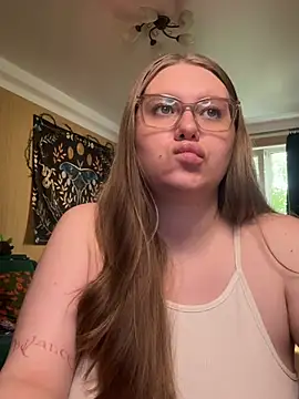 Snapshot of Alice_Dreamgirl_ chatting on August 6, 2026, 9:22 am Alice Dreamgirl online show from August 6, 2026, 9:22 am