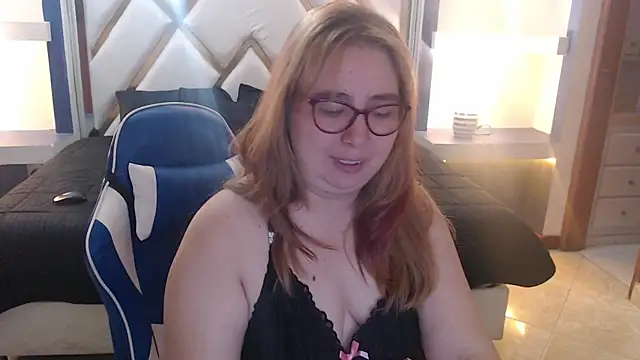 Snapshot of chloe_prg chatting on August 4, 2026, 2:37 am chloe prg online show from August 4, 2026, 2:37 am
