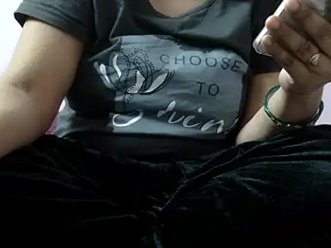 Snapshot of Housewife12 chatting on January 12, 2025, 5:34 am Housewife12 online show from January 12, 2025, 5:34 am