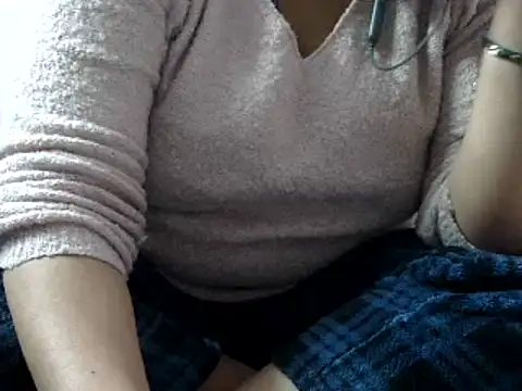 Snapshot of Housewife12 chatting on January 18, 2025, 6:43 pm Housewife12 online show from January 18, 2025, 6:43 pm