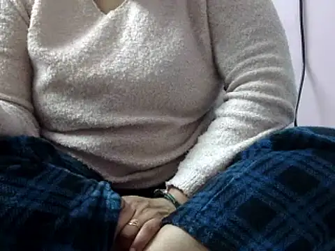 Snapshot of Housewife12 chatting on January 19, 2025, 6:00 pm Housewife12 online show from January 19, 2025, 6:00 pm