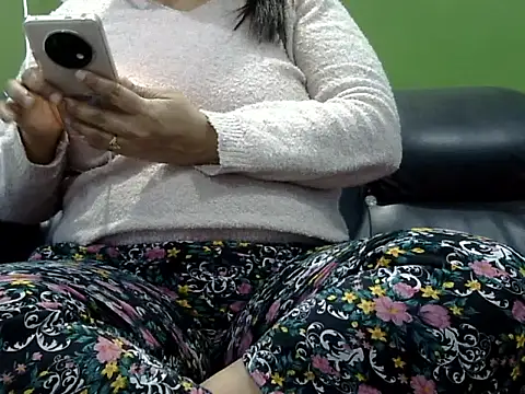 Snapshot of Housewife12 chatting on January 29, 2025, 6:07 pm Housewife12 online show from January 29, 2025, 6:07 pm